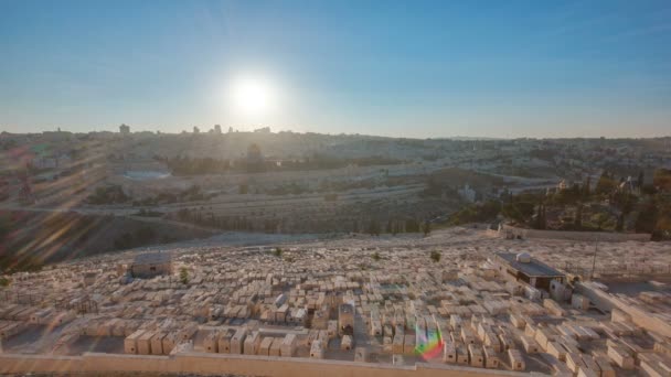 Vista panorámica de Jerusalén sobre la ciudad al atardecer con la Cúpula de la Roca desde el Monte de los Olivos . — Vídeos de Stock