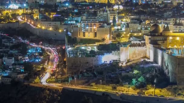 Panoramablick auf jerusalem nachts Zeitraffer mit Verkehr auf der Straße vom Olivenberg. — Stockvideo