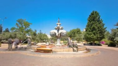 Yemin Moshe'deki bir parkta bulunan Lions Çeşmesi timelapse hiperlapse. Jerusalem, İsrail