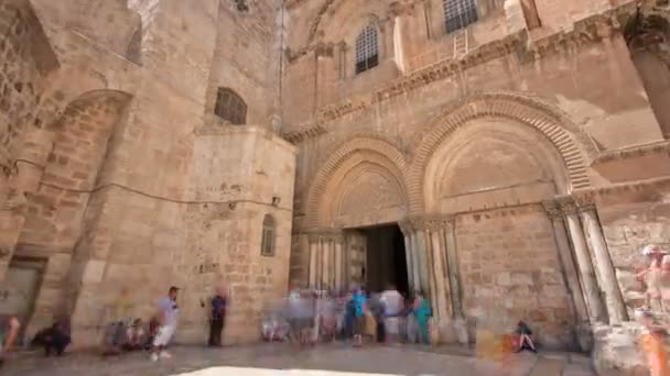 Vew en la entrada principal en la Iglesia del Santo Sepulcro en la Ciudad Vieja de Jerusalén timelapse hiperlapso — Vídeo de stock