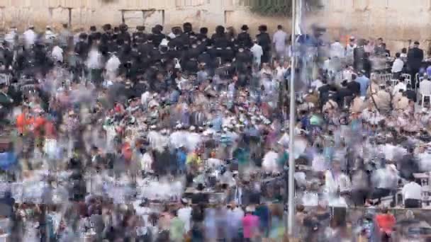 Молитва религиозных евреев на закате у Стены Плача, Израиль — стоковое видео