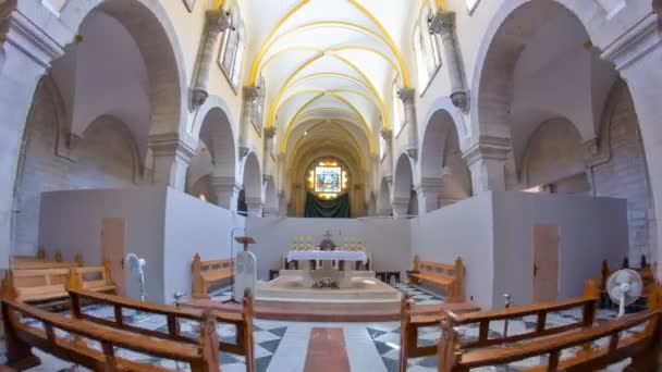 Iglesia de la Natividad interior con altar e icono lámparas colgando en cadena larga en Belén timelapse hyperlapse . — Vídeo de stock