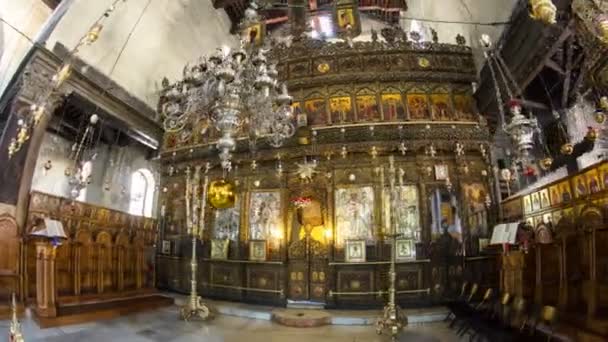 Iglesia de la Natividad interior con columnata de pasillo, altar y lámparas de icono colgando de una larga cadena en Belén timelapse hiperlapso . — Vídeos de Stock