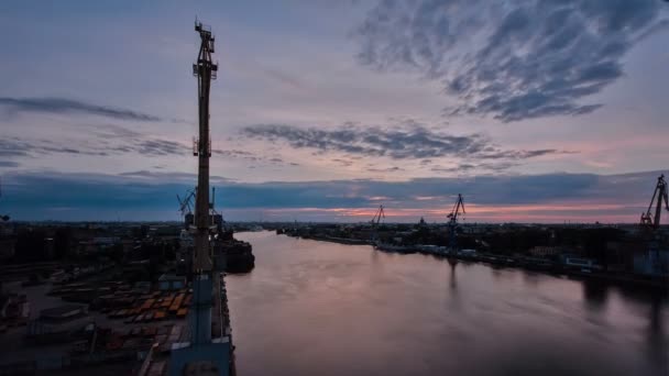 Soloppgang-tidapsen. Panoramautsikt over elven Neva ved daggry. St. Petersburg, Russland – stockvideo