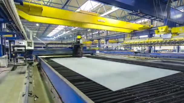 Industriell laserskärning bearbetning tillverkning teknik av platta plåt stål material med gnistor Timelapse Hyperlapse — Stockvideo