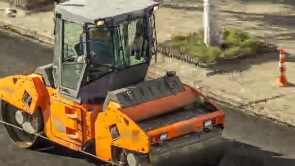 Grande vue sur les rouleaux de la route qui travaillent sur le nouveau site de construction routière timelapse — Video