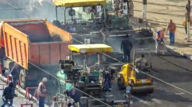Çalışan işçiler finişer makineleri Asfalt yol yapımı sırasında ve tamir timelapse İnşaat