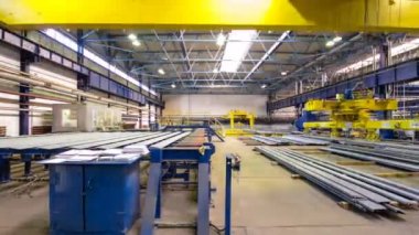 Operatör kaldırma cihazı timelapse hyperlapse, kaldırma mıknatısı kullanarak kaldırma yükleri, mekanik atölye, metal yapılar tesisi.