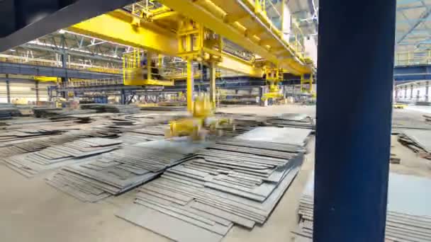 Der Bediener Hebevorrichtung Timelapse Hyperlapse, heben von Lasten mit Hebemagneten, mechanische Werkstatt, Metallkonstruktionsanlage. — Stockvideo