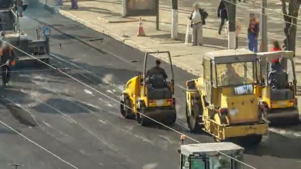 Grande vista sobre os rolos rodoviários que trabalham no novo local de construção de estradas timelapse — Vídeo de Stock