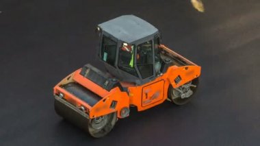 Yeni yol inşaat site timelapse üzerinde çalışma yol silindirler üzerinde büyük görünüm