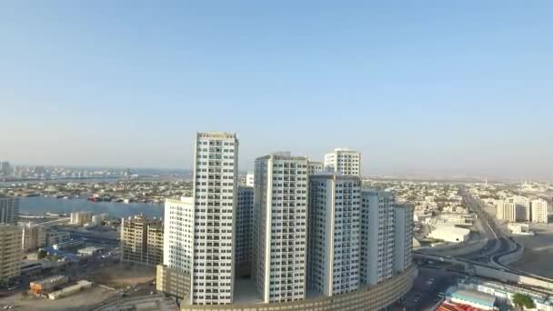 Stadtbild von ajman mit modernen Gebäuden Luftaufnahme — Stockvideo