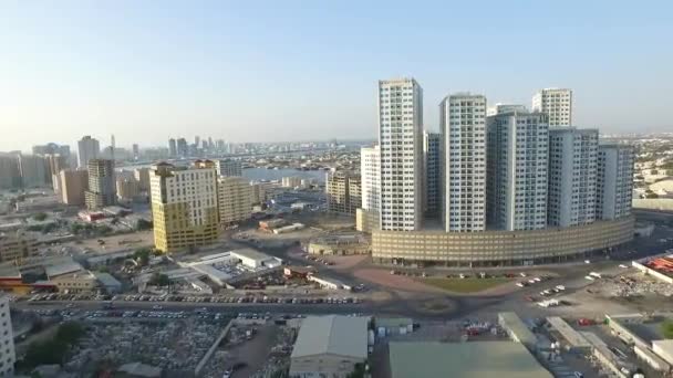 Paesaggio urbano di Ajman con edifici moderni vista aerea dall'alto — Video Stock