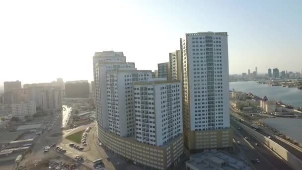 Paisaje urbano de Ajman con edificios modernos vista aérea — Vídeos de Stock