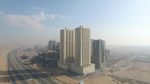 Városképet gazdagító épületnek szánták, Ajman modern épületek légi felülnézet — Stock videók