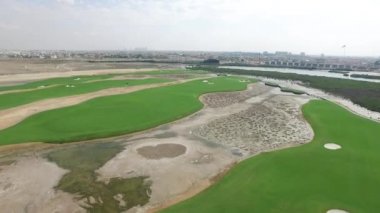Golf alanları havadan üst görünümü ile Ajman Cityscape