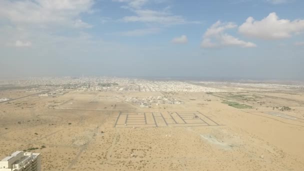 Cityscape de Ajman com edifícios modernos vista aérea superior — Vídeo de Stock