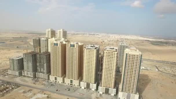 Paisaje urbano de Ajman con edificios modernos vista aérea — Vídeo de stock