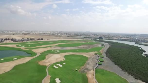 Cityscape van Ajman met golfvelden Aerial Top View — Stockvideo