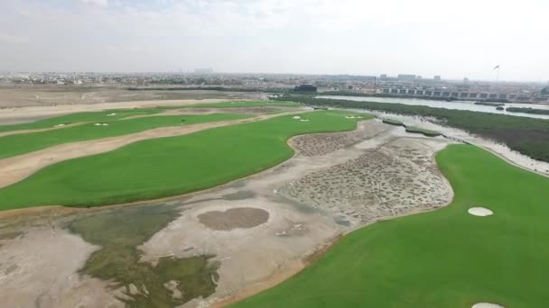 Stadsbilden Ajman med Golf fält antenn uppifrån — Stockvideo