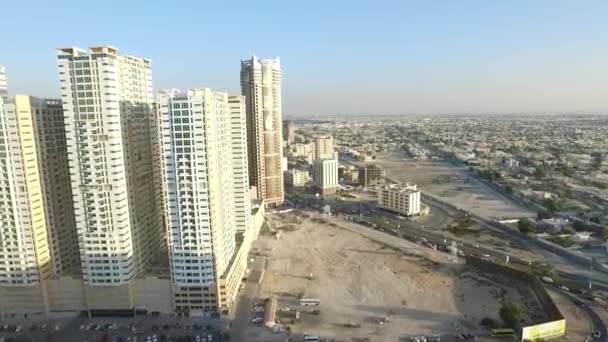 Cityscape de Ajman com edifícios modernos vista aérea superior — Vídeo de Stock