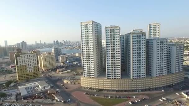 Paisaje urbano de Ajman con edificios modernos vista aérea — Vídeos de Stock