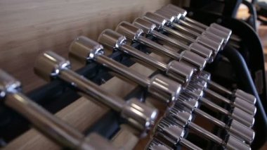 Yatay üst üste standında duran metal halter seti