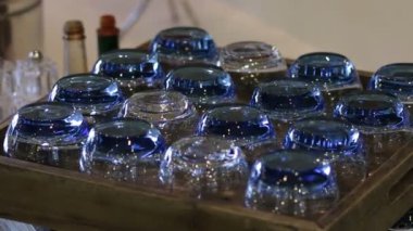 Restoranda ahşap kutu üzerinde su için cam