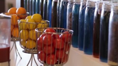 Masa üzerinde renkli dekoratif cam şişe ve meyve ile iç tasarım