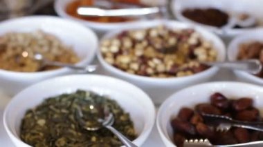 Kil kaselerde kurutulmuş meyve ve fındık