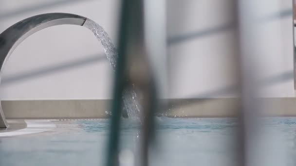 Hidroterapia Spa cascada chorro piscina agua — Vídeo de stock