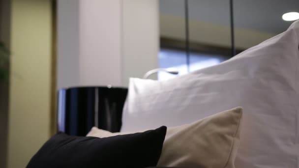 Modernes Schlafzimmer mit schwarz-weißen Kissen und schwarzer Lampe zu Hause — Stockvideo