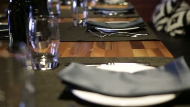 Verres, fourchettes, couteaux, assiettes sur une table au restaurant servi pour le dîner 
