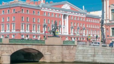 Anichkov ilk ve en ünlü köprü Fontanka Nehri timelapse arasında köprüdür. Saint Petersburg, Rusya Federasyonu