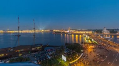 Vasilyevsky Adası ve Birzhevoy Köprüsü tükürmek rostral sütun timelapse, Saint Petersburg, Rusya Federasyonu ile gece görünümü.