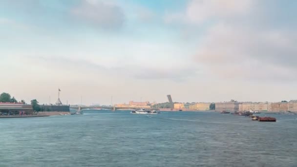 Vy från Trinity bron i St. Petersburg över floden Neva timelapse. — Stockvideo