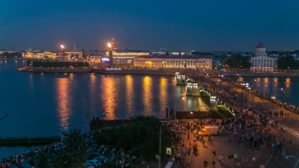 Vista nocturna de la saliva de la isla Vasilyevsky y el puente Birzhevoy con timelapse columna rostral, San Petersburgo, Rusia . — Vídeos de Stock