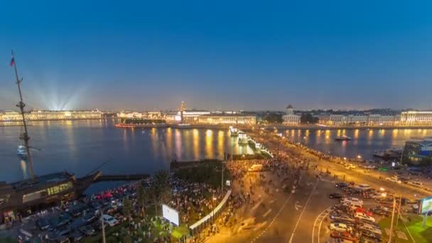 Vista nocturna de la saliva de la isla Vasilyevsky y el puente Birzhevoy con timelapse columna rostral, San Petersburgo, Rusia . — Vídeo de stock