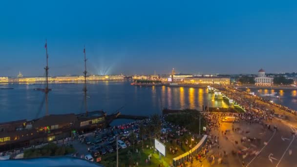 Night view of spit of Vasilyevsky Island and Birzhevoy Bridge with rostral column timelapse, Saint Petersburg, Russia. — Stock Video