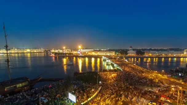 Vista nocturna de la saliva de la isla Vasilyevsky y el puente Birzhevoy con timelapse columna rostral, San Petersburgo, Rusia . — Vídeos de Stock