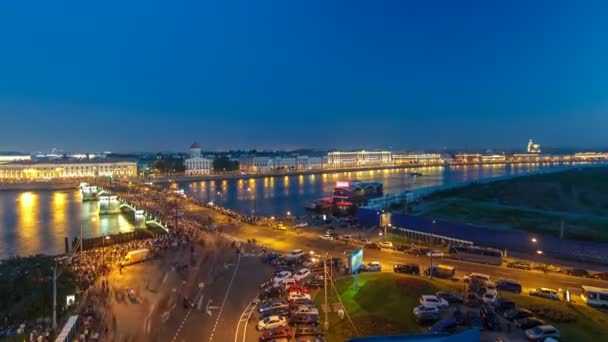 Vista nocturna de la saliva de la isla Vasilyevsky y el puente Birzhevoy con timelapse columna rostral, San Petersburgo, Rusia . — Vídeo de stock