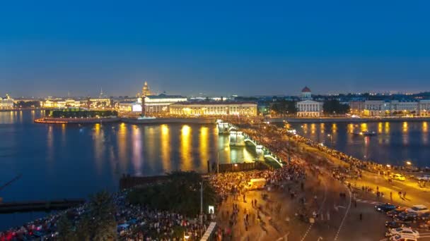 Vue de nuit de la flèche de l'île Vassilievski et le pont Birjevoy avec colonne rostrale timelapse, Saint-Pétersbourg, Russie . — Video