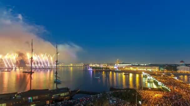 Vuurwerk timelapse over de stad van St. Petersburg Rusland op het feest van de "Scarlet Sails", uitzicht vanaf het dak. — Stockvideo