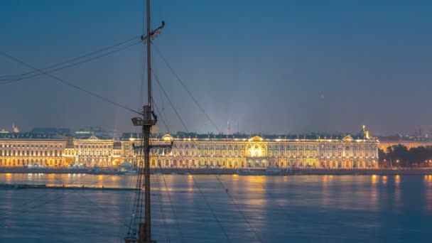 Fuegos artificiales timelapse sobre la ciudad de San Petersburgo Rusia en la fiesta de las "velas escarlata", vista desde el techo . — Vídeos de Stock