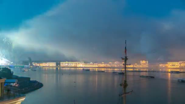 Kembang api di atas kota Sankt Peterburg Rusia pada pesta "Scarlet Sails", pemandangan dari atap . — Stok Video
