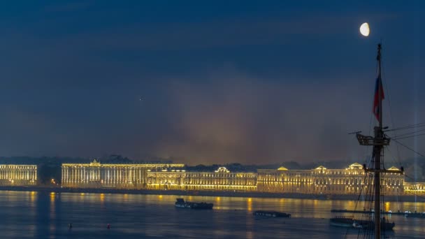 Timelapse fajerwerki nad miastem St. Petersburg Rosja na Święto "Szkarłatowe żagle", widok z dachu. — Wideo stockowe