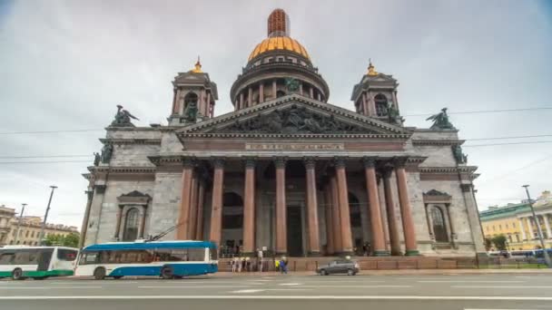 Hiperlapso del lapso de tiempo de la Catedral de San Isaac en San Petersburgo, Rusia. Paisaje del sitio — Vídeos de Stock