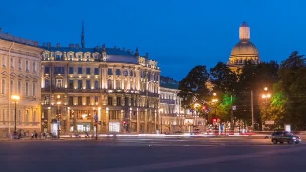 Saint Isaacs kathedraal uit de timelapse vierkante nacht paleis in Sint-Petersburg, Rusland. — Stockvideo