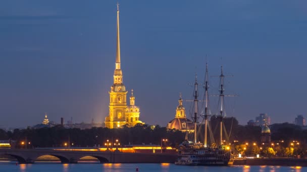彼得和保罗要塞一天到夜游戏中时光倒流是原始城堡的圣彼得堡，俄罗斯 — 图库视频影像