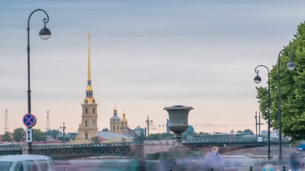 Verkehr auf einem Damm in der Nähe der Newa vor der Peter-Paul-Festung und der Palastbrücke Zeitraffer in Sankt Petersburg, Russland. — Stockvideo